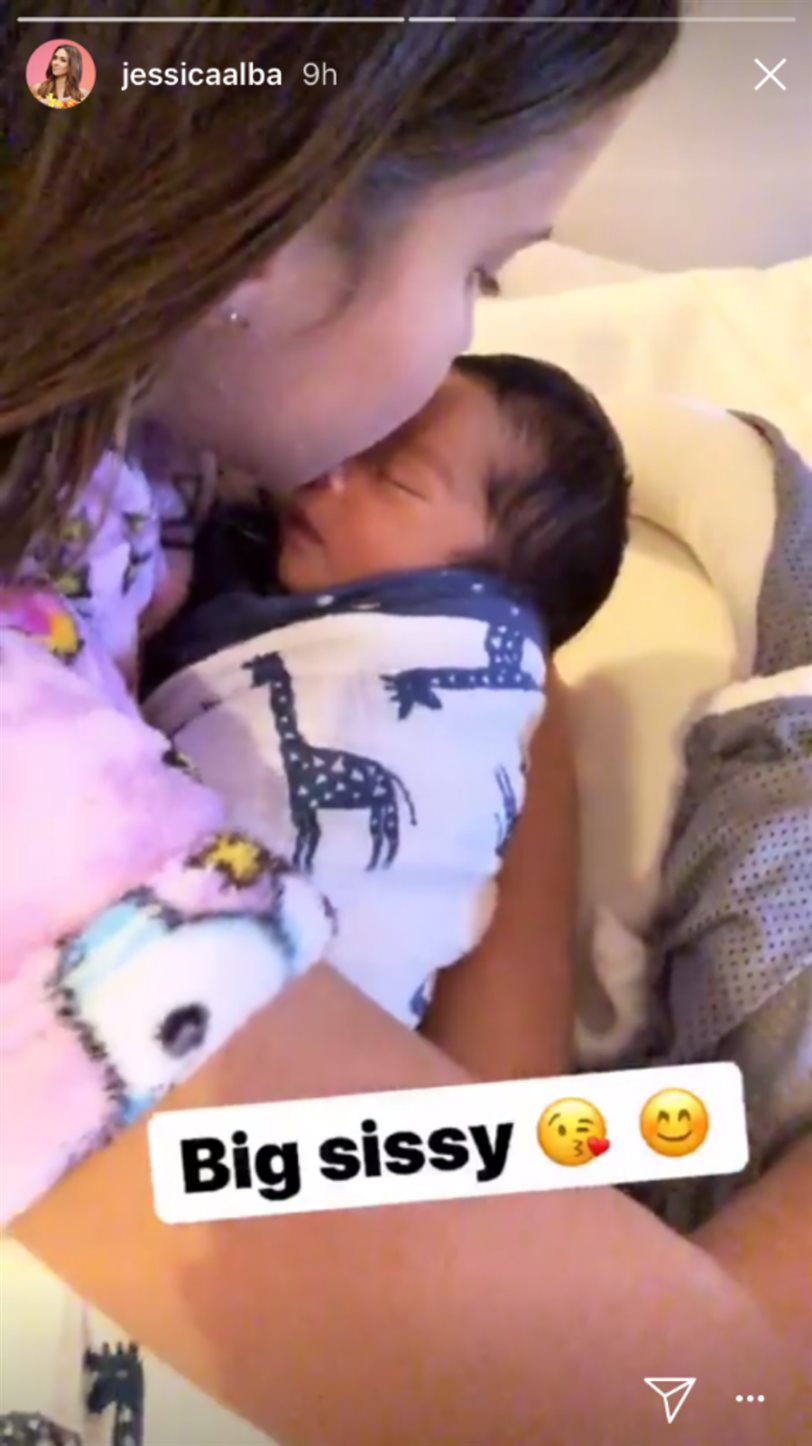 Las hijas de Jessica Alba adoran a su nuevo hermano