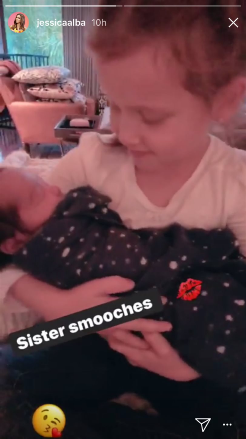 Las hijas de Jessica Alba adoran a su nuevo hermano