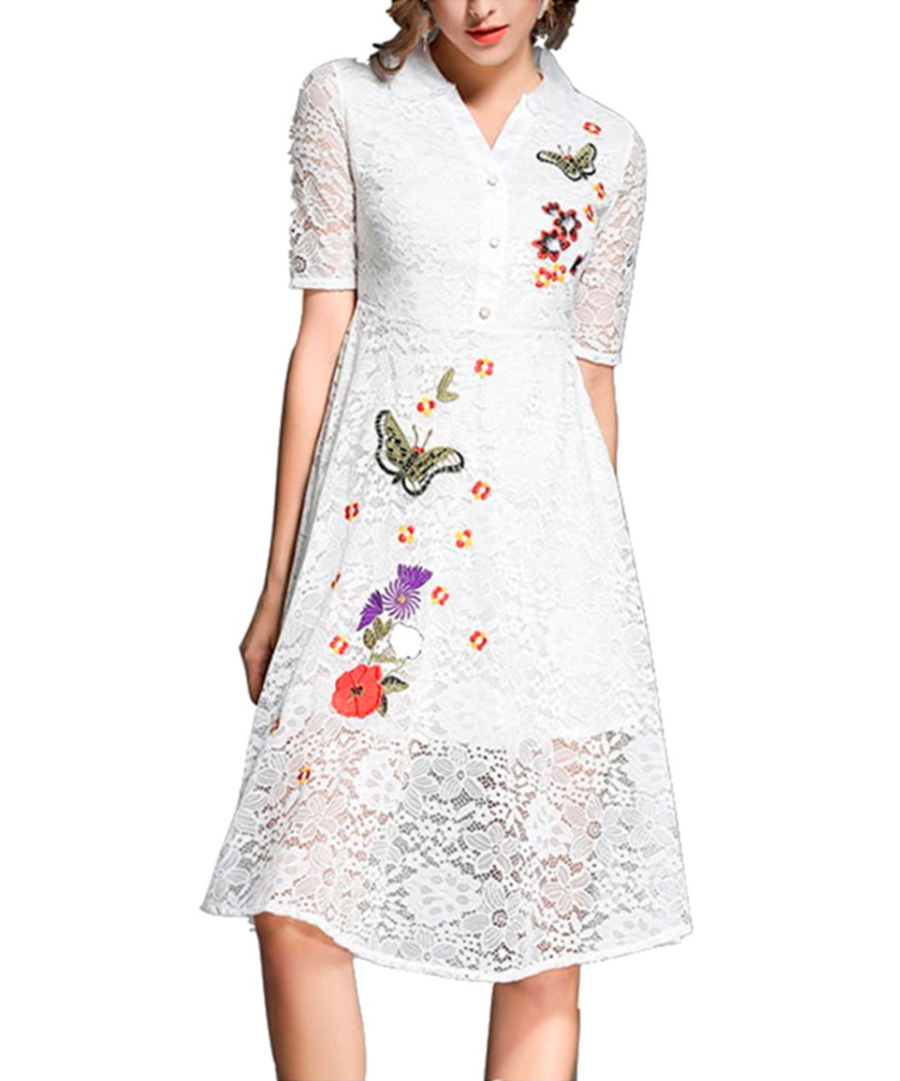 Los vestidos con encaje y flores bordadas se llevan blancos (palabra de  Emily Blunt)