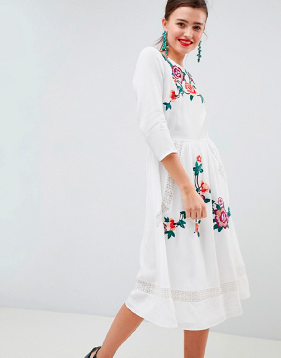 Los vestidos con encaje y flores bordadas se llevan blancos (palabra de  Emily Blunt)