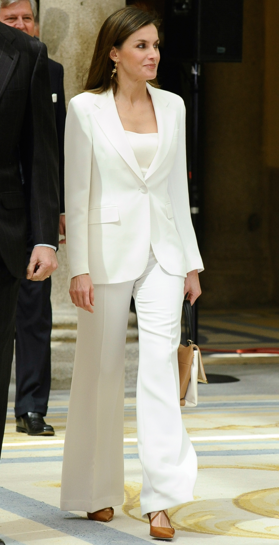 retroceder Chicle Visión general Letizia Ortiz manda con su 'outfit' el mensaje más conciliador de su reinado