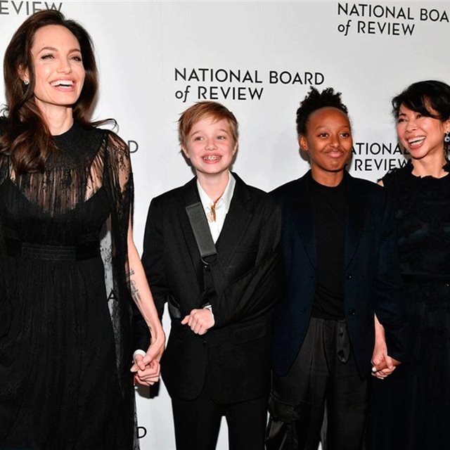 Angelina Jolie lleva a sus hijas Shiloh y Zahara a la gala de los Premios N.Y.C. 
