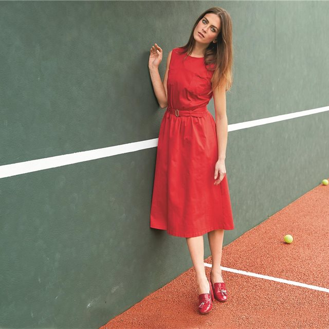 Elegante y sexy con un vestido rojo
