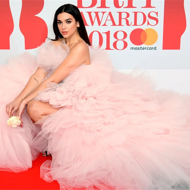 Dua Lipa deslumbra en la alfombra roja de los Brit Awards 2018