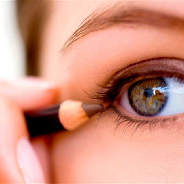 'Eyeliner' invisible: El truco de maquillaje que cambiará tu manera de hacerte la raya del ojo