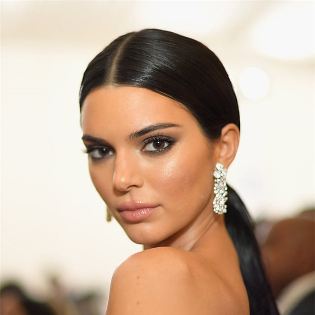 Kendall Jenner copia el look de Kim Kardashian en la Gala Met de 2017