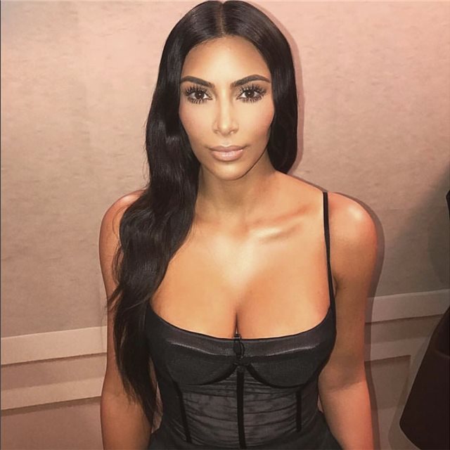 Kim Kardashian se pasa al plateado como color de pelo