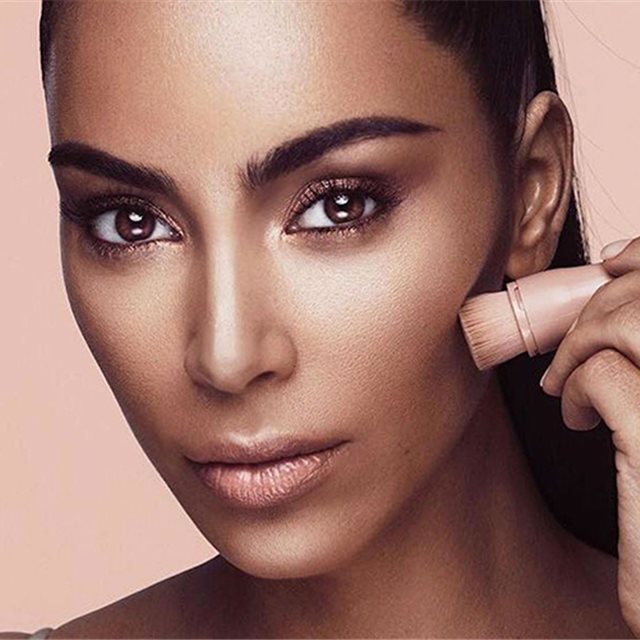 Los trucos para aplicar el iluminador de Kim Kardashian