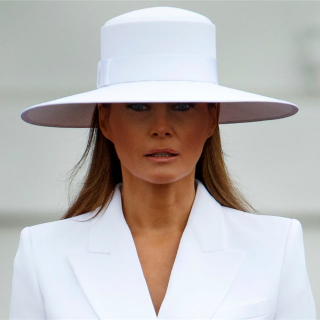 Melania Trump gana en el duelo de looks con Brigitte Macron... por un sombrero