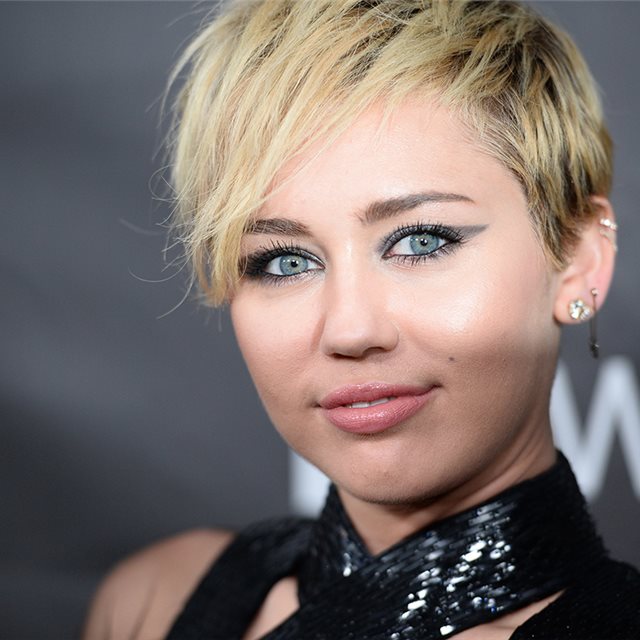 Todas las veces que Miley Cyrus ha vestido de Ágatha Ruiz de la Prada