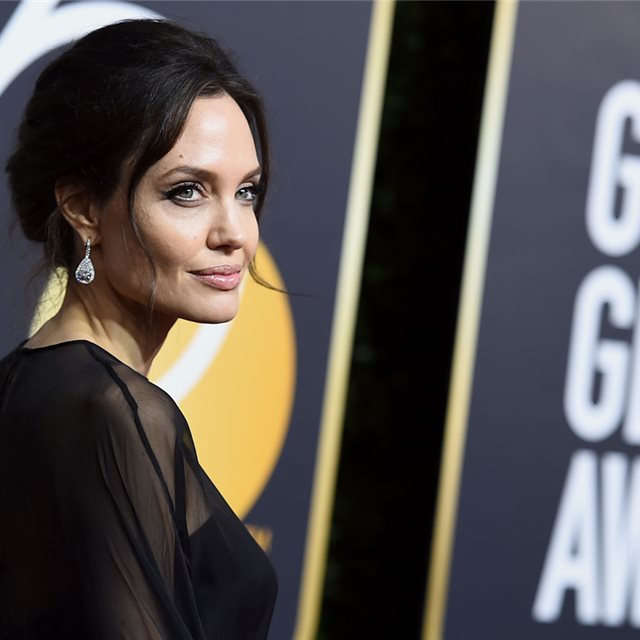 El inesperado acompañante de Angelina Jolie en los Globos de Oro 2018