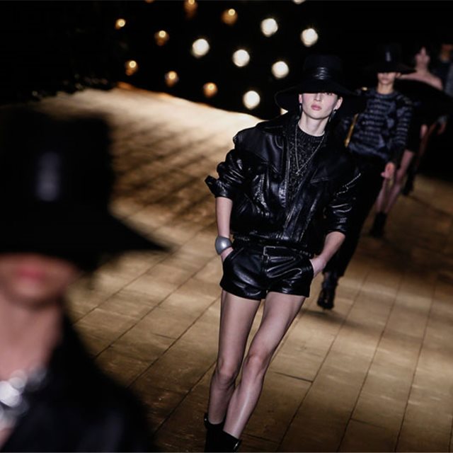 Saint Laurent tiñe de negro la Semana de la Moda de París