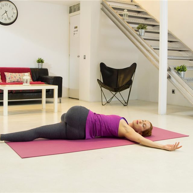Posturas suaves de yoga para dormir mejor