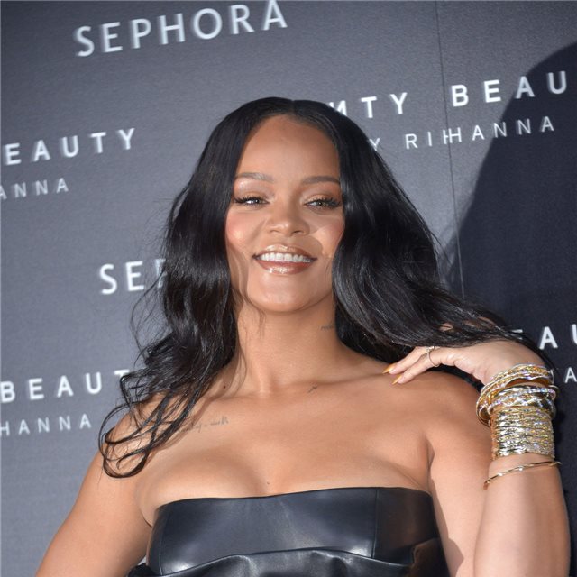 Rihanna tiene el vestido negro y el truco que te quita una talla