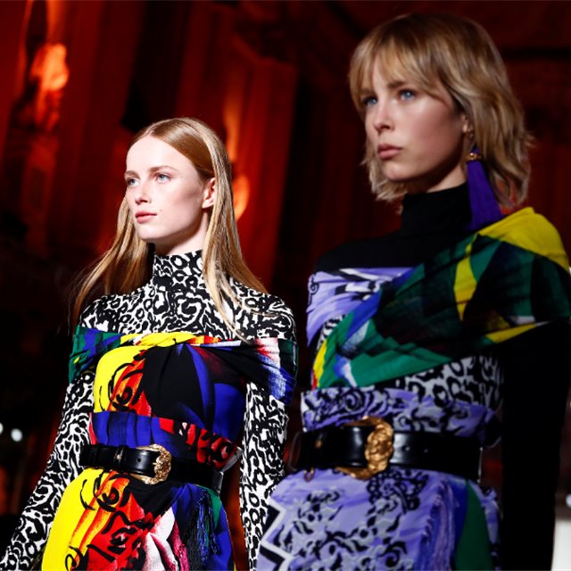 Las colegialas de Versace en Milán reivindican el poder de la mujer