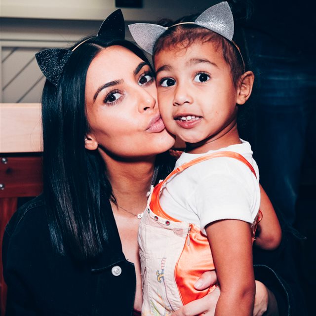 El regalo de Alexander Wang a la hija de Kim Kardashian podría pagarte el alquiler