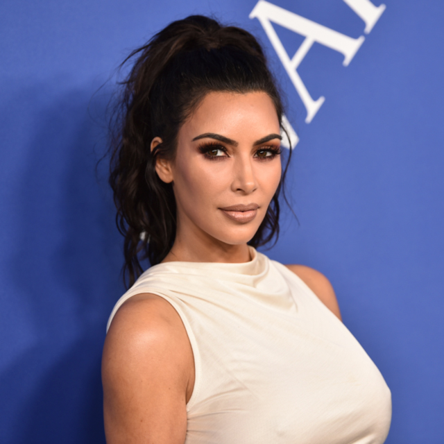 Colores de pelo: Kim Kardashian lleva el pelo azul (aunque puede que sea peluca)