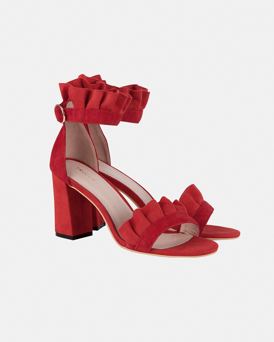Prendas para vestir con 30 años: zapatos de tacon rojo