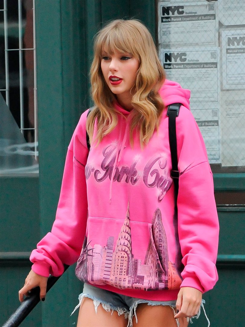 Sudadera rosa balenciaga Taylor Swift