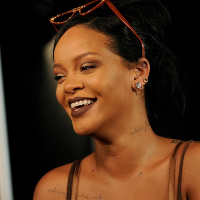 Rihanna sube a la pasarela a dos modelos embarazadas en su desfile de lencería