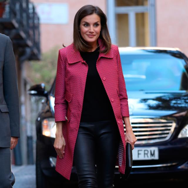 Letizia Ortiz repite look: leggins de cuero y abrigo rosa