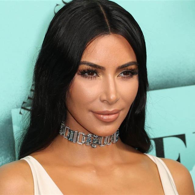 ¿Ha 'photoshopeado' Kim Kardashian su culo en esta imagen?
