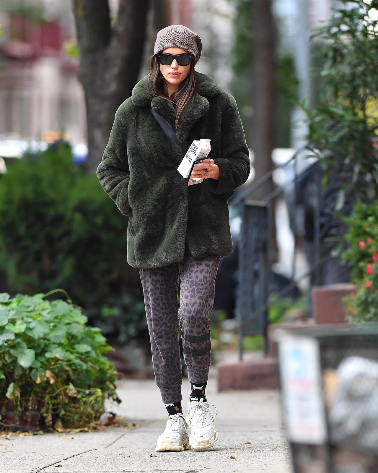 Irina Shayk, en NYC, con abrigo tendencia en verde