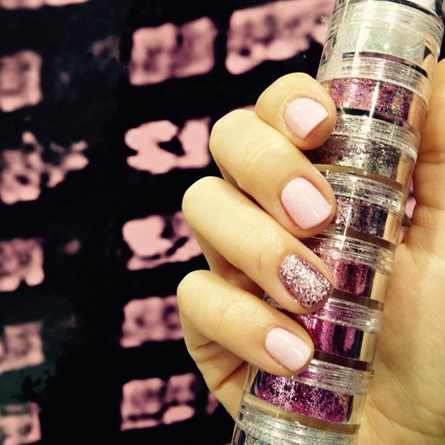 Rosa con purpurina para decorar tus uñas