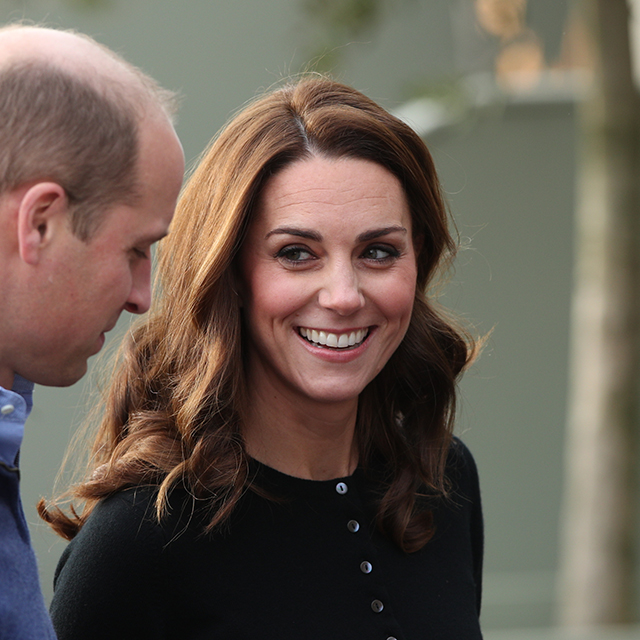 Kate Middleton celebra la Navidad en Palacio con una falda de cuadros escoceses