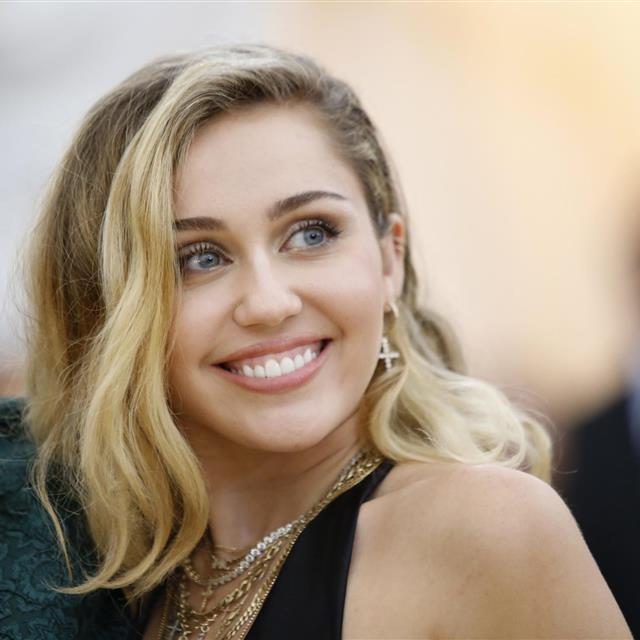 Miley Cyrus sabe cómo evitar un 'pezongate' por Navidad
