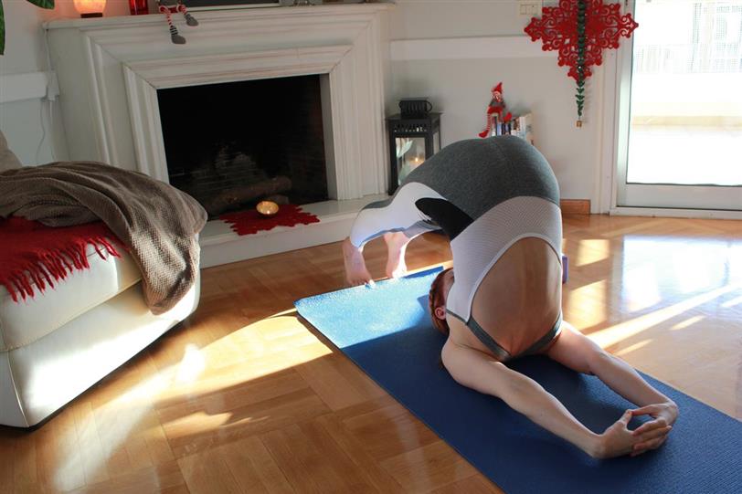 Halasana, la postura de yoga del invierno