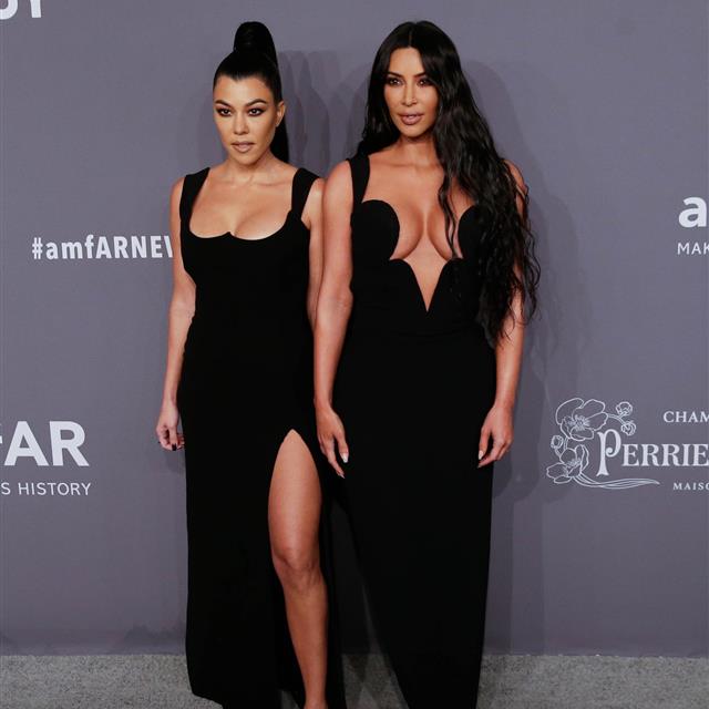 Kim y Kourtney Kardashian tienen los escotes más sexys de la gala Amfar