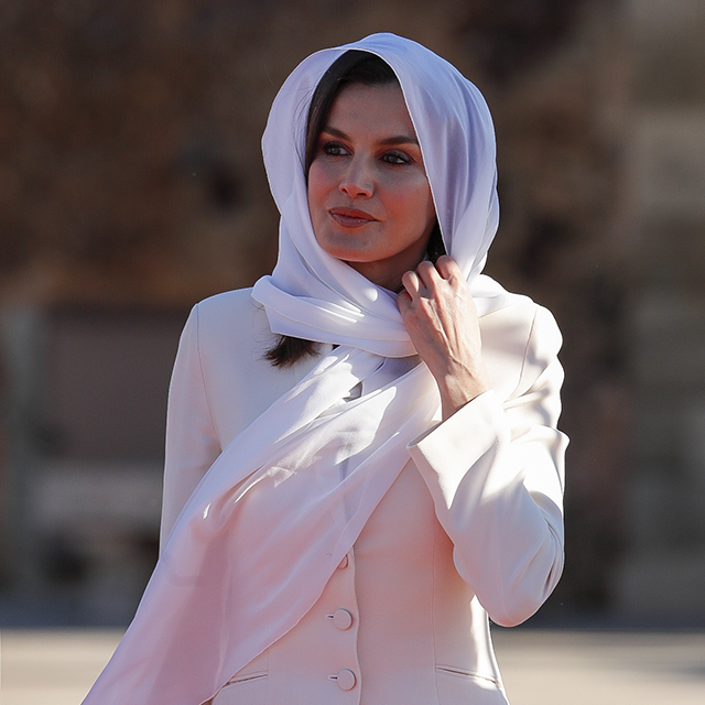 Letizia Ortiz repite en Marruecos su look de traje blanco de pedida
