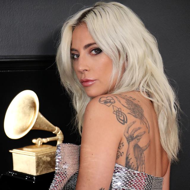 Lady Gaga se tatúa en homenaje a 'Ha nacido una estrella'... ¡y la fastidia!