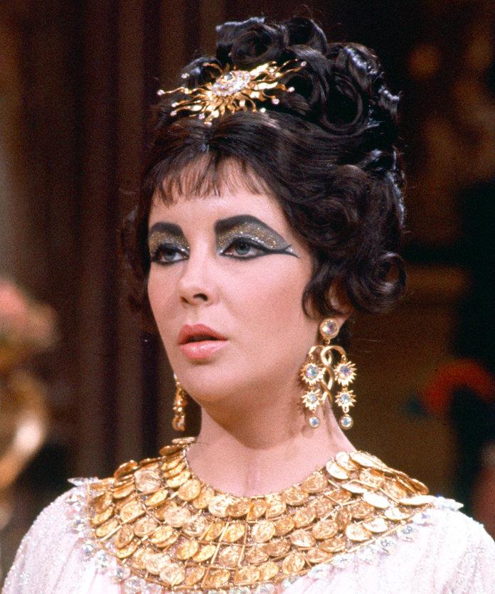 Elizabeth Taylor caracterizada como Cleopatra