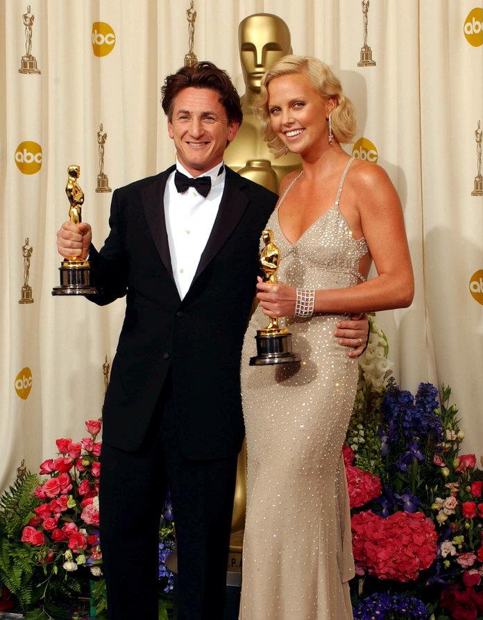 Sean Penn y Charlize Theron con sus respectivos Oscar