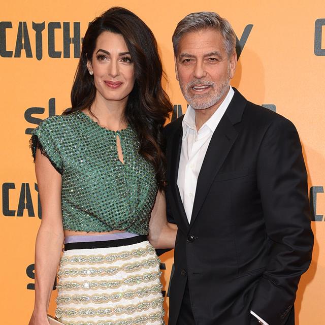 Amal Clooney y su lección de estilo llevando un 'crop top' en la alfombra roja