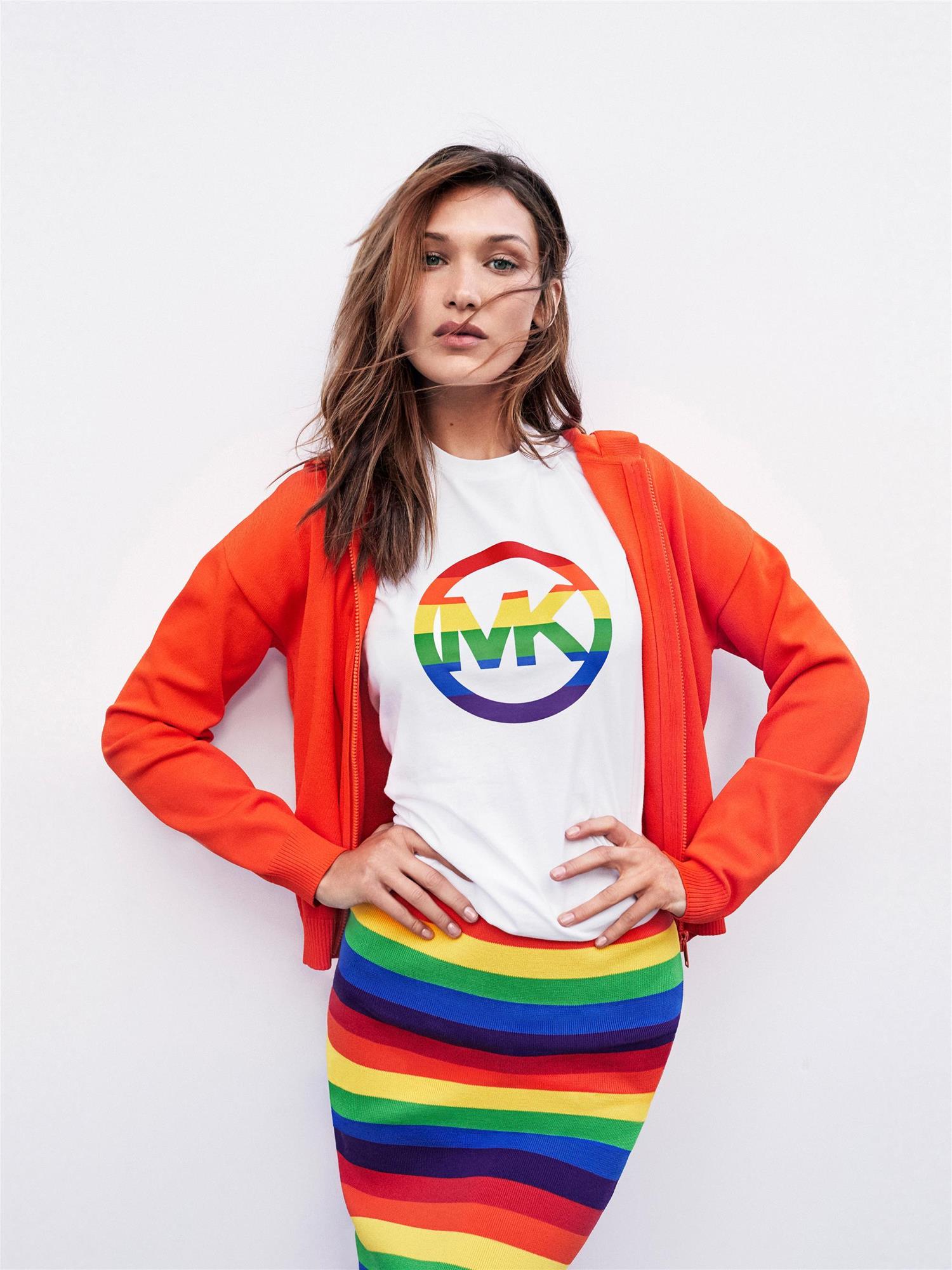 2-Michael Kors. #MKGO Rainbow, Bella Hadid High Resolution. Camiseta con estampado del orgullo