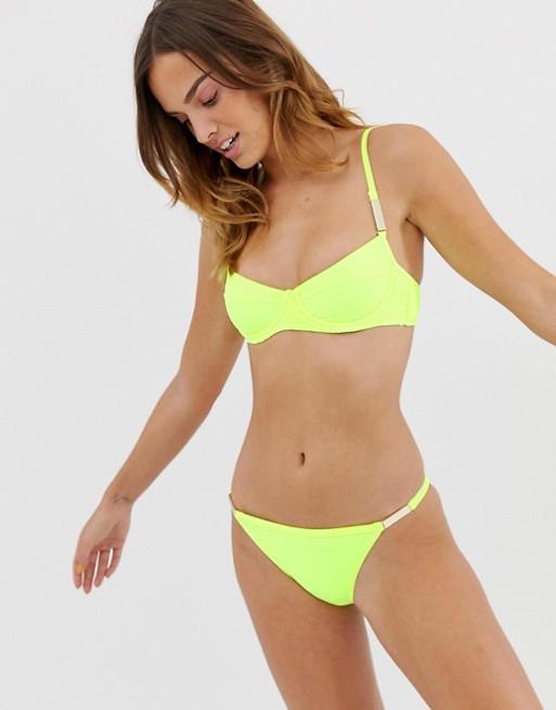 Bikini amarillo neón