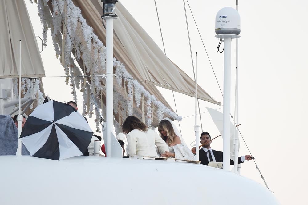La boda de Heidi Klum y Tom Kaulitz. Ambos prometidos vistieron de blanco y fueron descalzos