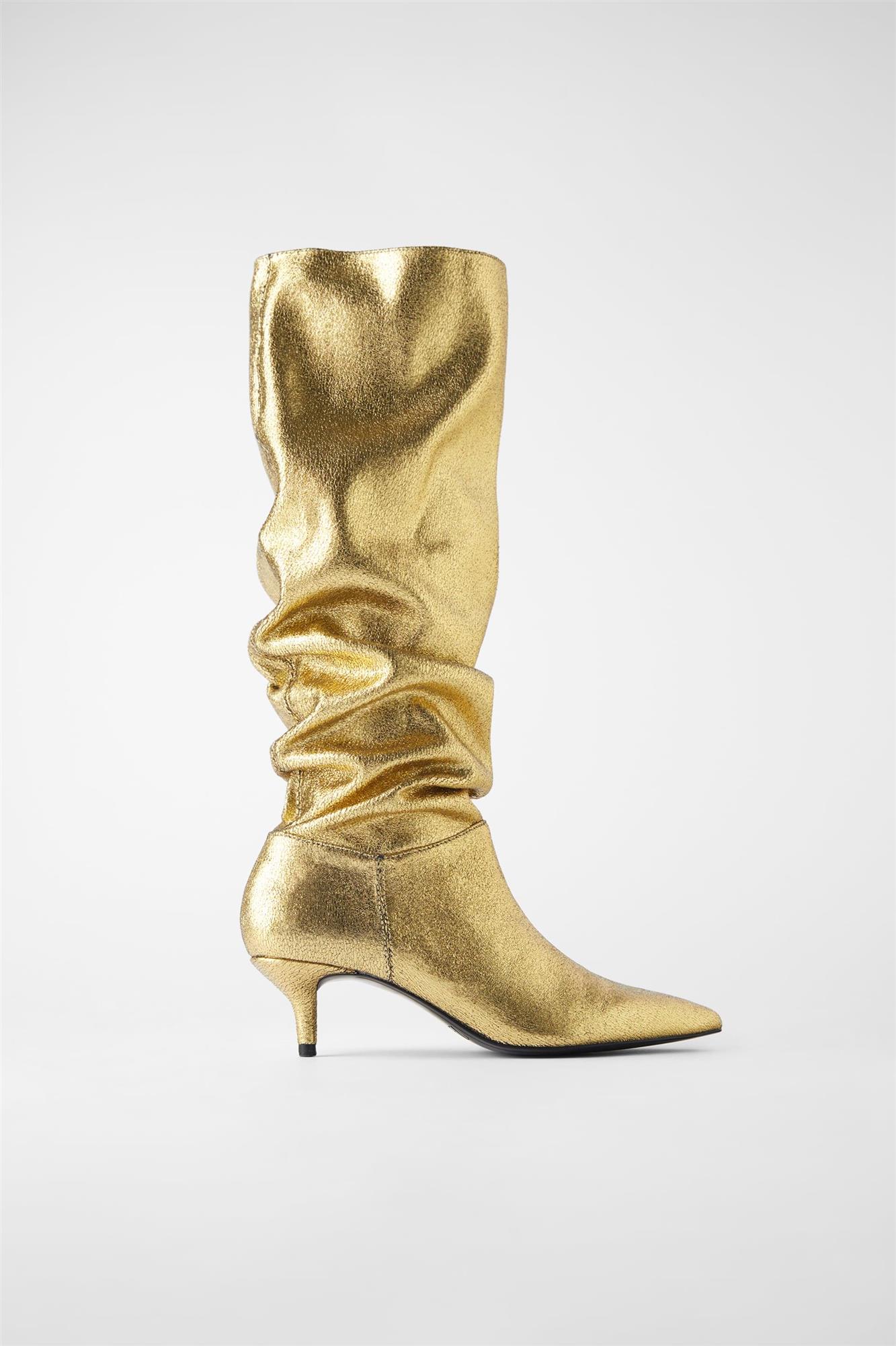 Botas de tacón doradas, de Zara