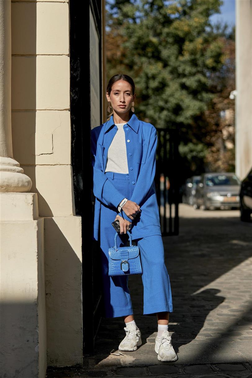 Look en azul por las calles de París