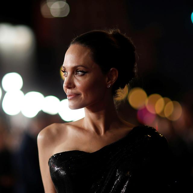 Angelina Jolie presenta 'Maléfica 2' con el Versace más afín a su personaje