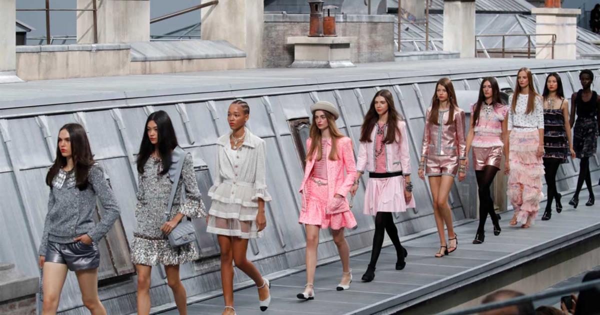 revela su primavera 2020 con un accidentado desfile en la Semana de la Moda París