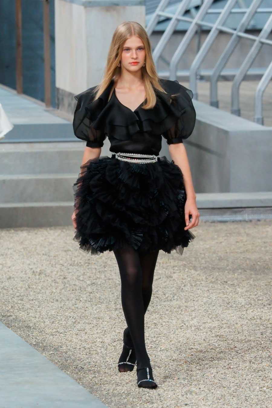 Pensar A rayas fuga Chanel revela su primavera 2020 con un accidentado desfile en la Semana de  la Moda de París