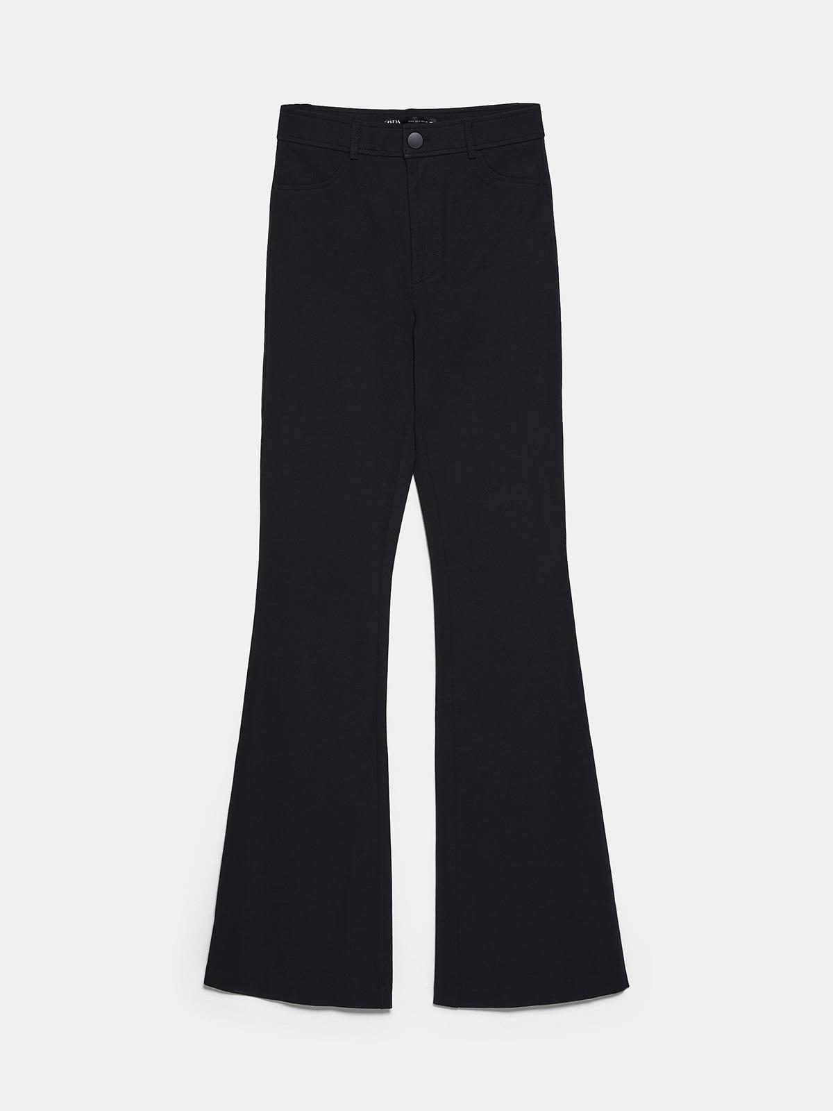 pantalon-flare-zara. Pantalón negro estilo 'flare'