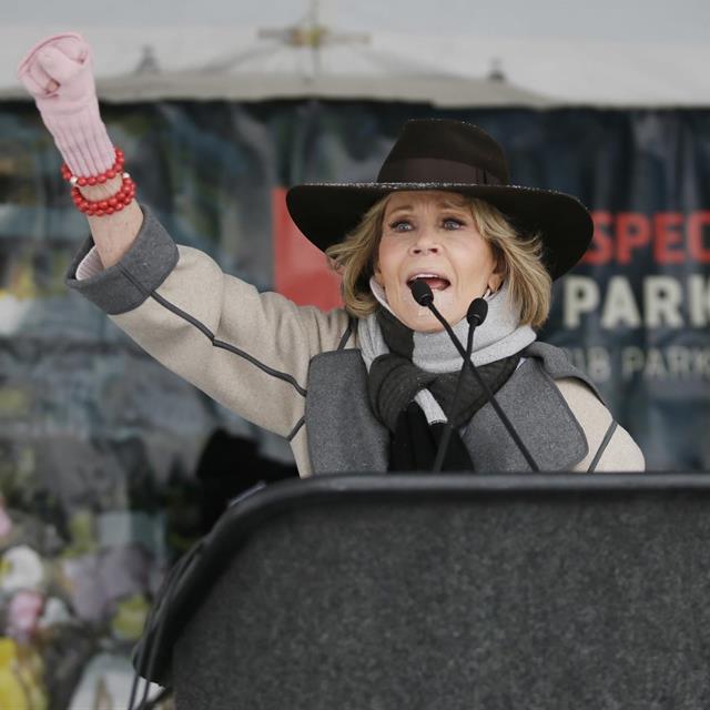 Jane Fonda es arrestada y repite la mítica foto que le tomaron hace casi 50 años
