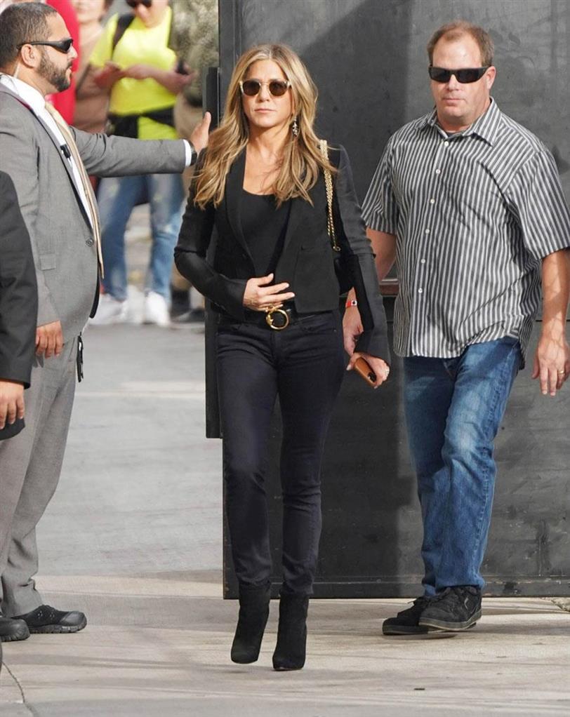Jennifer Aniston con pantalón pitillo