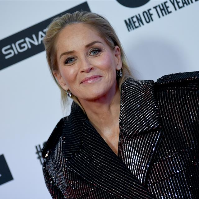 Sharon Stone recrea la icónica escena de 'Instinto básico' y deja al público con la boca abierta