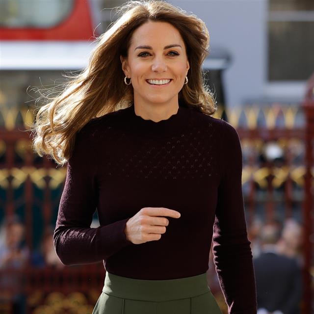 Kate Middleton vuelve a poner de moda esta forma de llevar la 'blazer' (y tenemos clon de Zara)